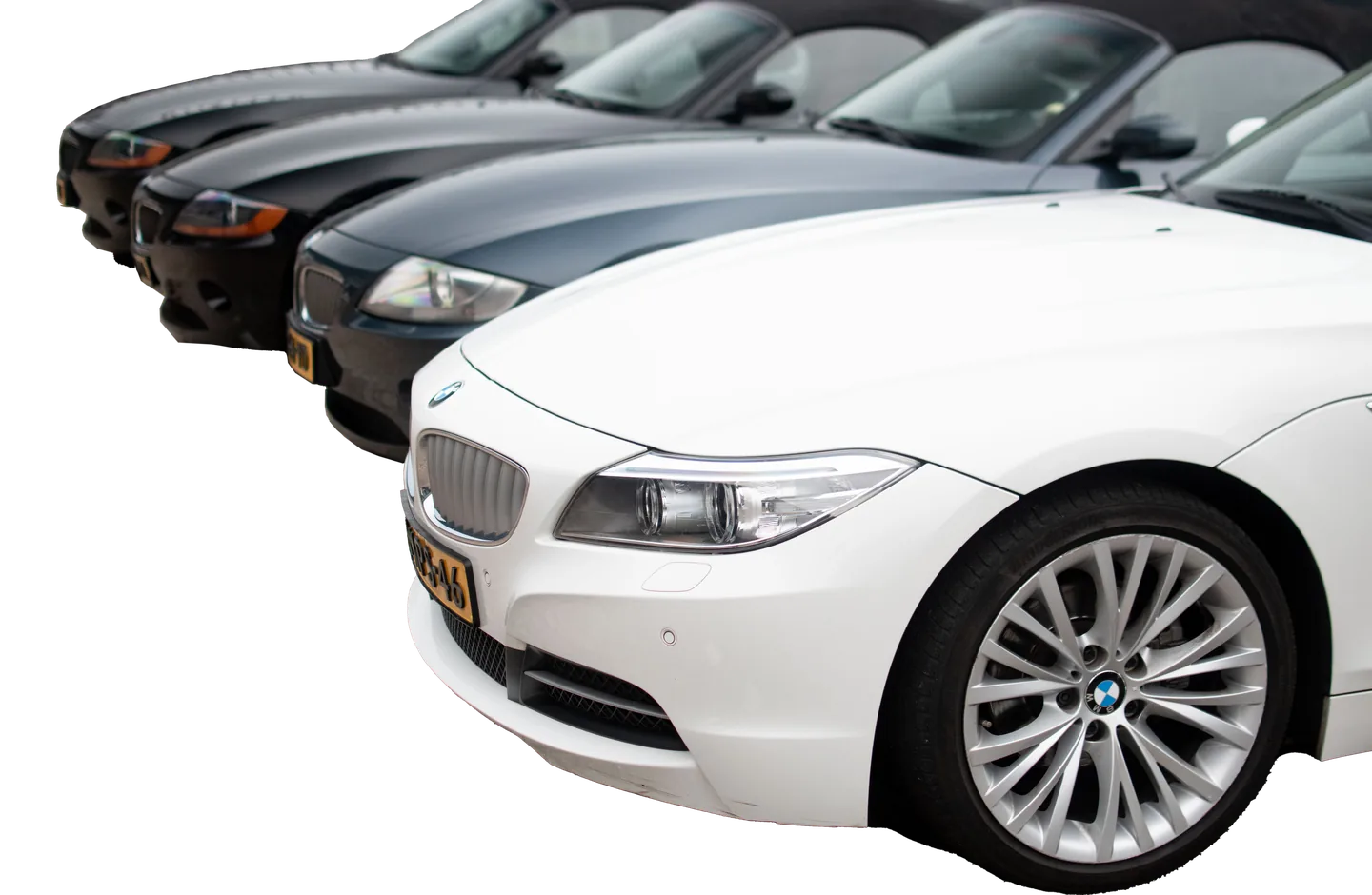 Een rij BMW Z4's met vooraan een witte Z4.