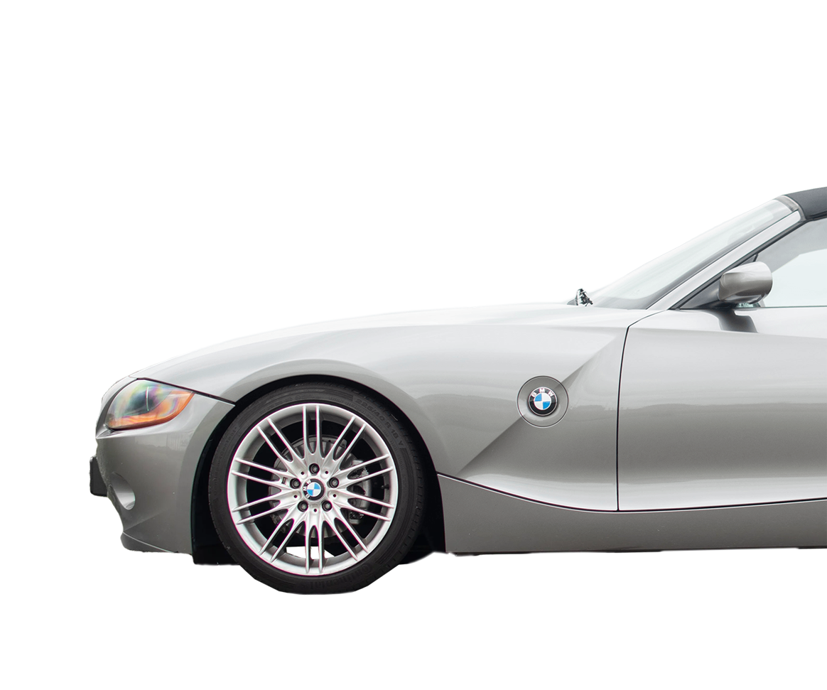 Zilvergrijze BMW Z4, linker voorzijde.